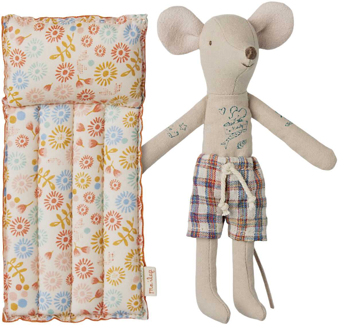 Stofftier in Form einer Maus mit einer bunten Luftmatratze, die mit Blumenmustern verziert ist. Die Maus trägt karierte Shorts.