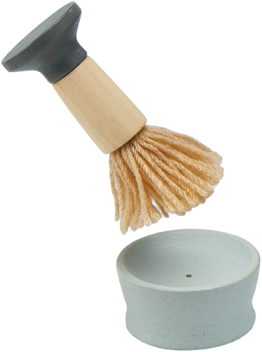 Abbildung eines Rasier-Sets für Kinder aus Holz, bestehend aus einer cremefarbenen Bürste mit beigem Griff und einem grauen Standfuß.