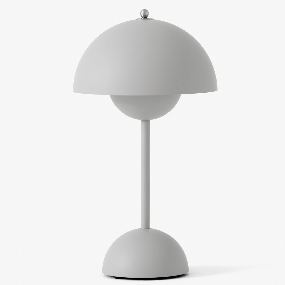 Ein Bild der Flowerpot VP9 Tischleuchte. Diese moderne, kabellose LED-Lampe hat ein minimalistisches Blumentopf-Design und eine dezente weiße Farbe. Sie steht auf einem glatten, runden Sockel und verfügt über eine Dimmfunktion für verschiedene Lichtintensitäten.