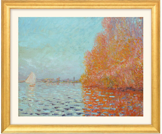 Ein klassisches Gemälde von Claude Monet, das eine Herbstlandschaft mit einem Fluss, einem Segelboot und Bäumen in warmen Farben zeigt. Der Himmel ist hellblau und das Wasser reflektiert die Farben der Bäume.