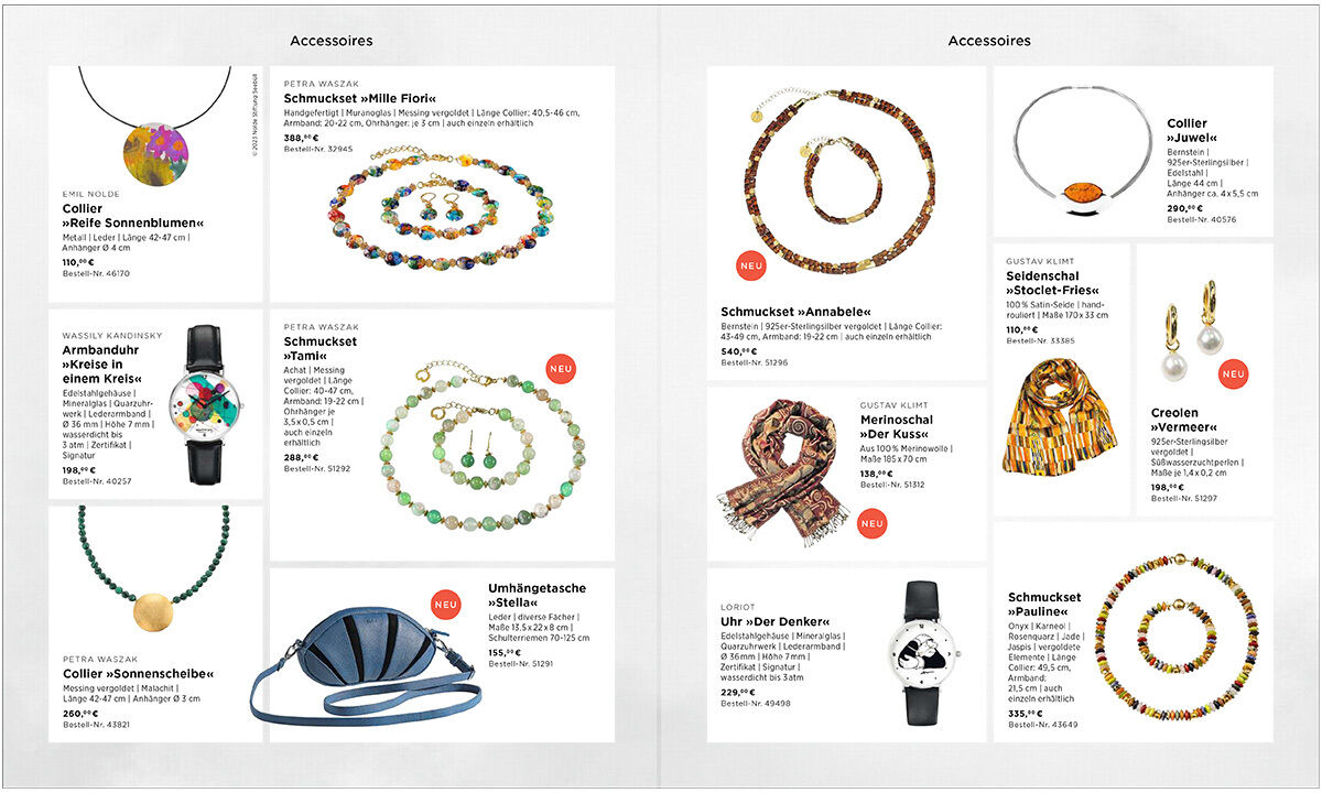 Doppelseite eines Accessoire-Katalogs mit hochwertig fotografierten Schmuckstücken wie Halsketten, Uhren, Ohrringen und Colliers, jeweils mit detaillierten Beschreibungen, Preisen und Bestellnummern. Farbige Akzente setzen die vorgestellten Schmuckstücke in Szene.