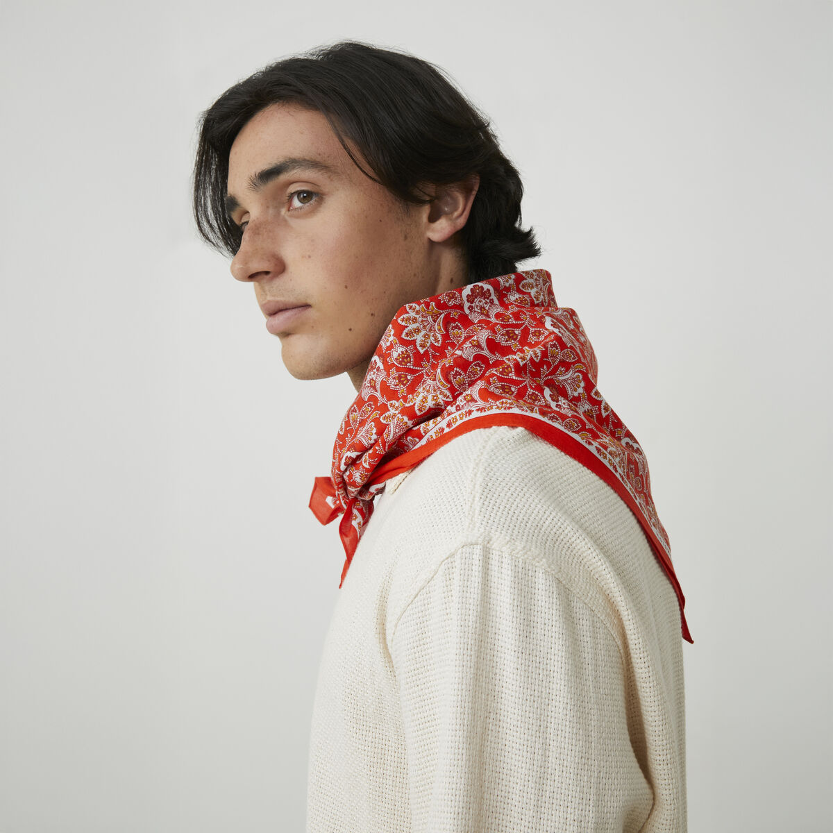 Das quadratische Baumwolltuch »No. 764« von MOISMONT, 65x65 cm groß, zeigt ein komplexes Paisley-Muster in Blau, Weiß, Rot und Orange auf feinem Stoff. Die Struktur wirkt leicht, sommerlich und grafisch frisch. Der Schriftzug MOISMONT ziert dezent den Rand.