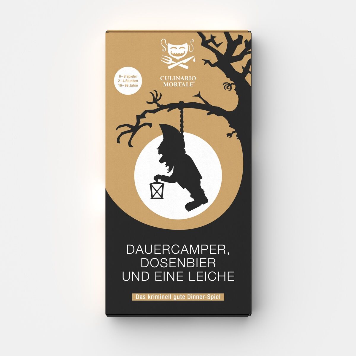 Verpackung des Krimi-Dinner Spiels »Dauercamper, Dosenbier und eine Leiche« von Culinario Mortale. Das Design zeigt einen schwarzen Baum mit einem aufgehängten Gartenzwerg vor einem beige-braunen Hintergrund. Der Titel des Spiels ist in weißen Buchstaben geschrieben, begleitet durch das Logo und Informationen über die Spieleranzahl und das empfohlene Alter.