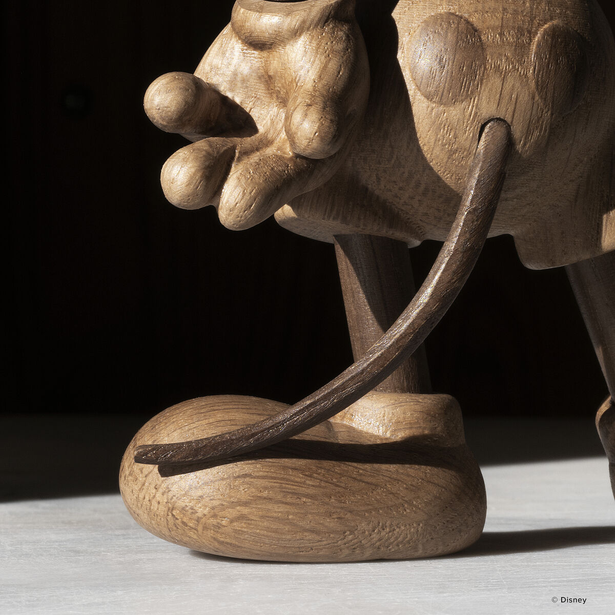 Detailreiche Holzfigur »Mickey Maus« von Boyhood aus europäischer FSC-weißer Eiche und rauchgebeizter Eiche, matt poliert. Die ikonische Mickey-Mouse-Silhouette posiert stehend, klar erkennbare Ohren, Arme und Beine, edler Disney-Look, hochwertige Verarbeitung.