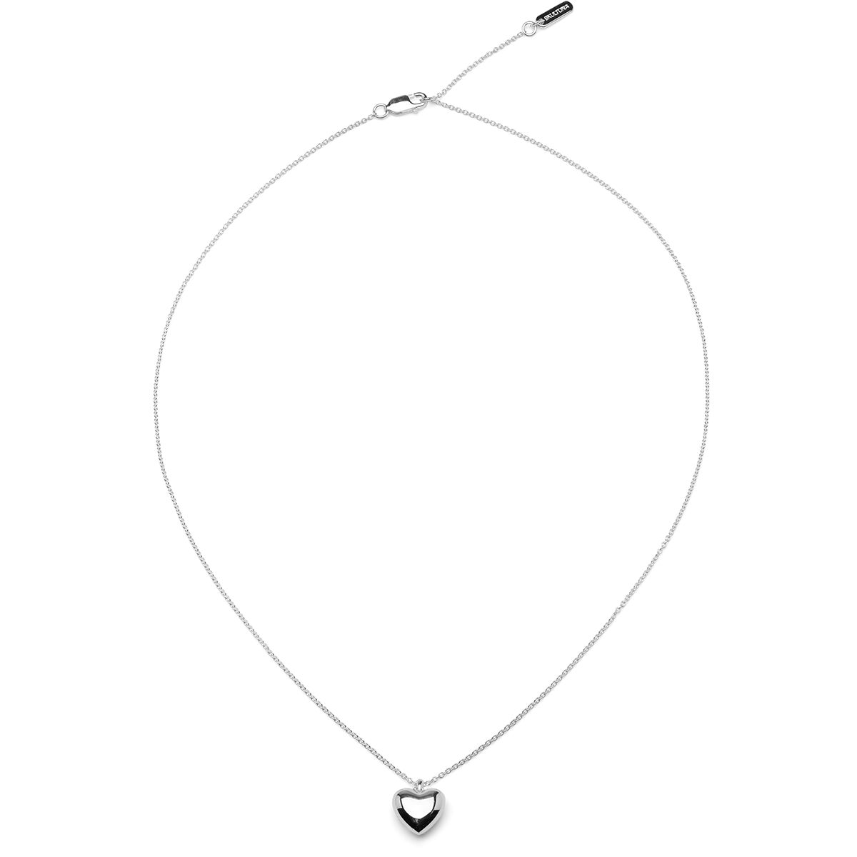 Silbernes Collier mit feiner Kette und Herz-Anhänger, schlicht und elegant. Das Schmuckstück liegt auf weißem Hintergrund, ideal als Geschenk für besondere Anlässe.