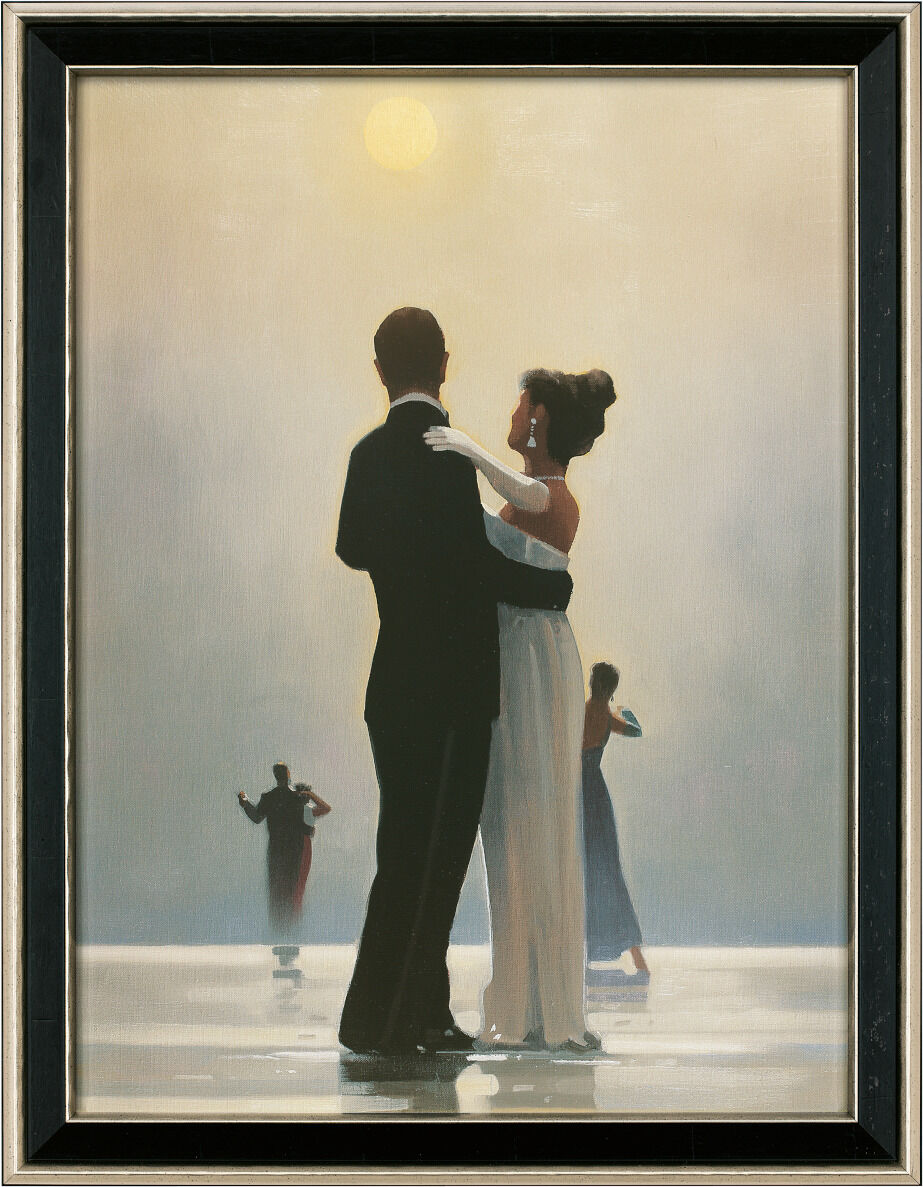 Gerahmtes Bild von Jack Vettriano mit dem Titel "Dance me to the end of love", das ein tanzendes Paar in eleganter Kleidung bei Mondlicht zeigt, mit unscharfen Figuren im Hintergrund.