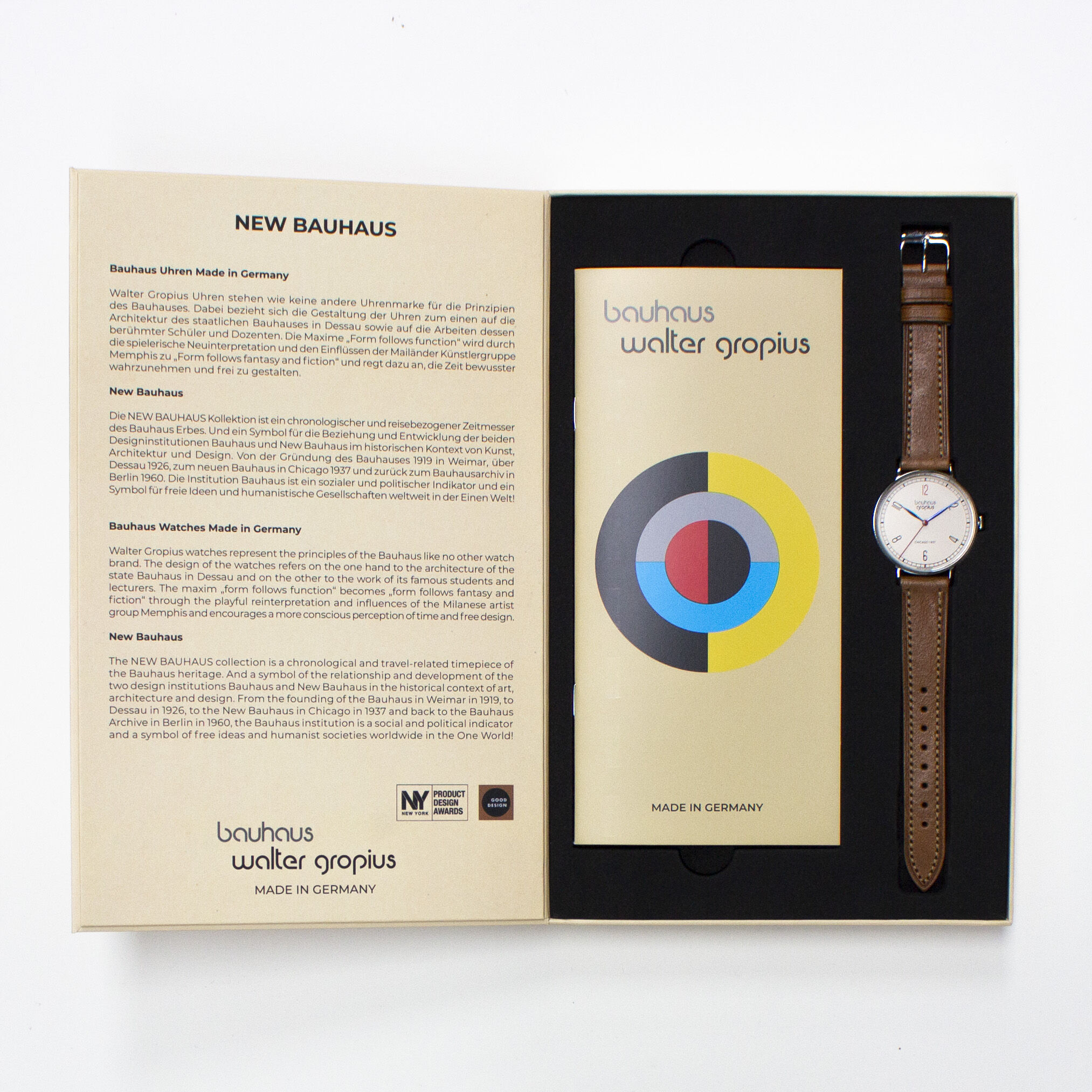ZEIT-Sonderedition Walter Gropius Armbanduhr »New Bauhaus Chicago 1937« in einer hochwertigen Box, präsentiert mit einem braunen Lederarmband und Beileger mit grafischem, farbigem Bauhaus-Design. Die Uhr liegt neben einer Informationsbroschüre und ist klar sichtbar eingebettet.