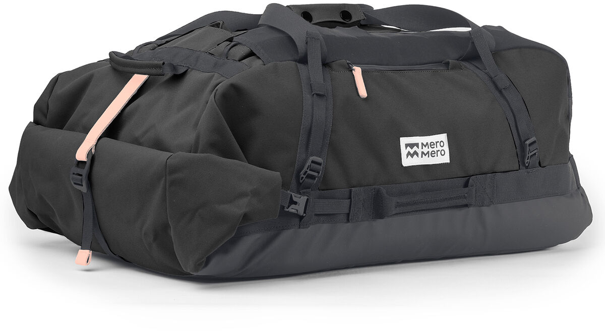 Schwarze Duffle-Tasche 'Smögen' mit grauen und rosa Akzenten, mehreren Reißverschlüssen, verstellbaren Gurten und Seitentaschen. Ideal für Reisen, Sport und Outdoor-Aktivitäten.