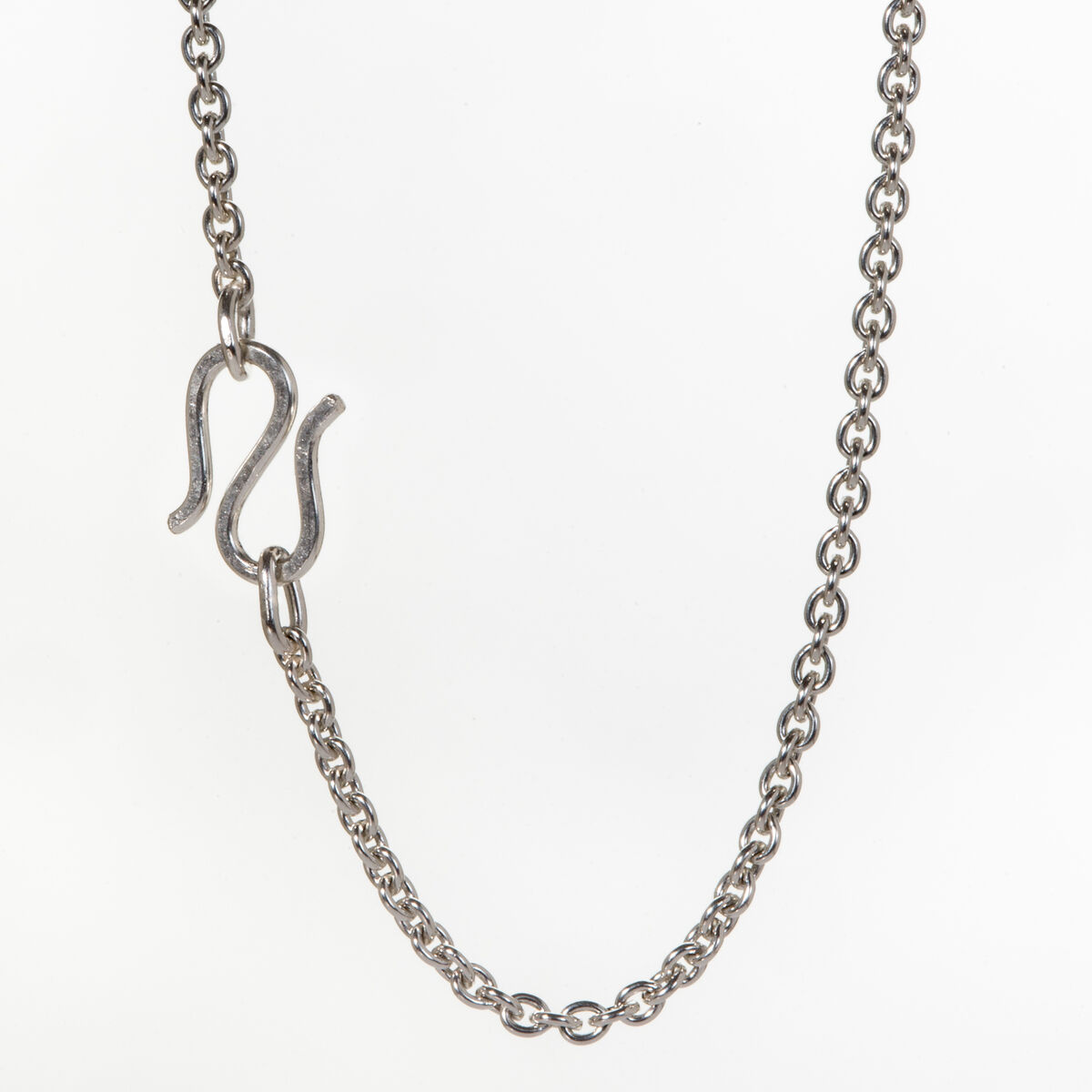 Eine elegante Ankerkette aus Silber mit einem minimalistischen und zeitlosen Design. Die Kette besteht aus miteinander verbundenen ovalen Gliedern und besitzt einen klassischen Verschluss.