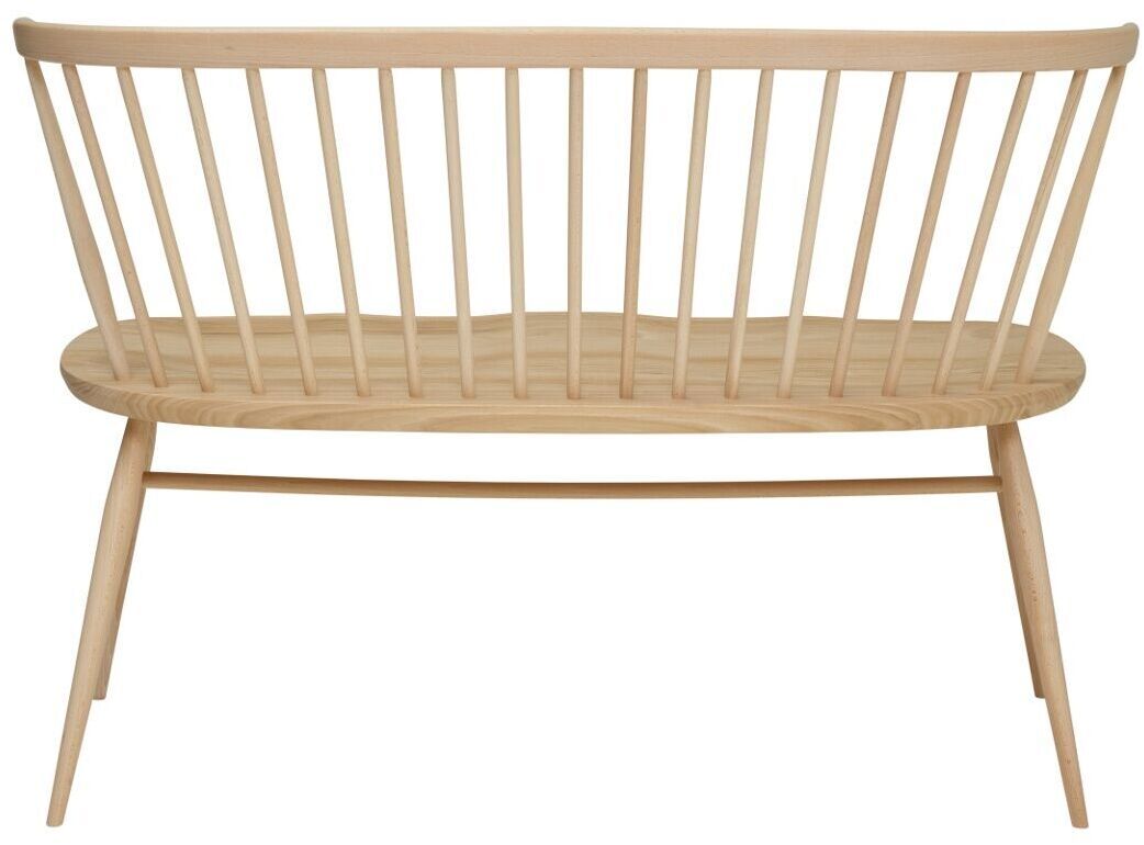 Rückansicht einer Holzbank der ZEIT-Sonderedition »Loveseat« von Ercol mit Spindelrückenlehne und naturbelassenem Holz.