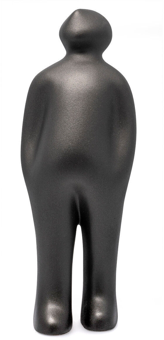 Eine schwarzanthrazitfarbene, minimalistische Skulptur von Deleu, Guido namens »The Visitor Plus«. Die Figur stellt eine stilisierte menschliche Form dar, die aufrecht steht.