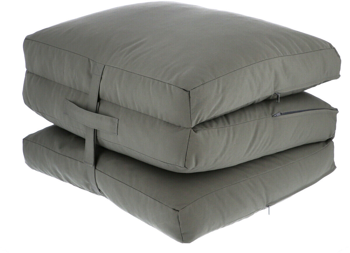 Gartenmatratze »Sheffield« in grün zusammengeklappt und aufeinander gestapelt.