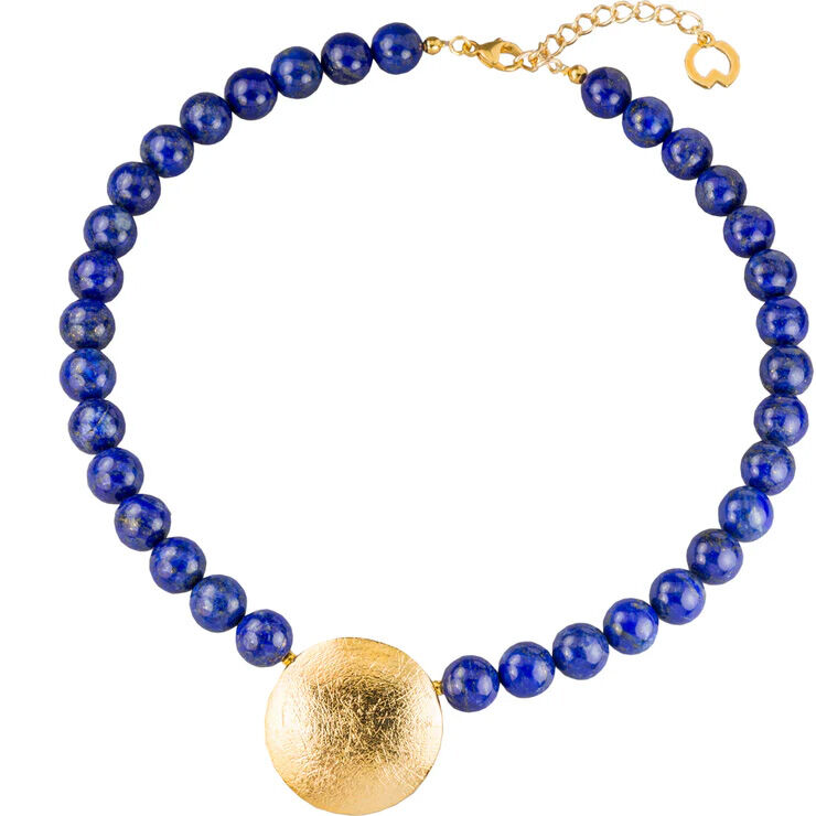 Das Bild zeigt das Collier »Sonnenscheibe« von Petra Waszak für ars mundi. Es besteht aus runden, intensiv blauen Lapislazuli-Perlen mit einem großen, strukturieren Anhänger aus feingoldplattiertem Messing in der Mitte. Die Kette hat einen goldfarbenen Karabinerverschluss und ist längenverstellbar.