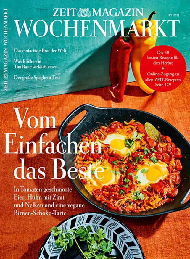 Titelbild des ZEITmagazin WOCHENMARKT 1/21, zeigt einen gusseisernen Topf mit schmorenden Eiern in Tomatensoße und frischem Gemüse, daneben liegen rote Paprikaschoten auf einem roten Tuch.