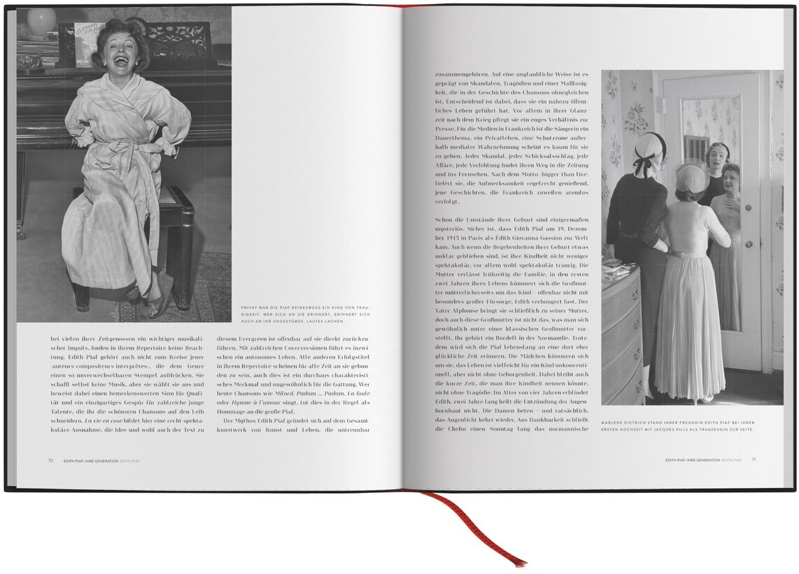 ZEIT-Edition »CHANSON« aufgeklapptes Fotobuch mit Schwarzweiß-Bildern und Lesetexten, eine rote Lesekordel in der Mitte.