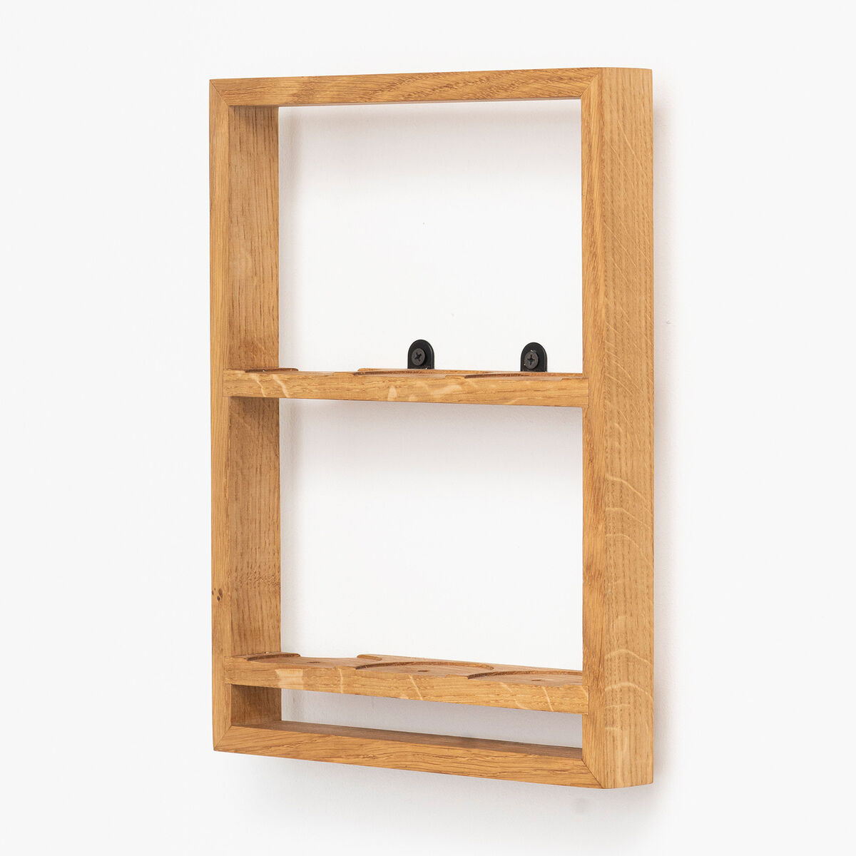 Minimalistisches Gewürzregal aus Holz mit zwei Regalfächern und einer kleinen Leiste an der Unterseite. Geeignet zur Befestigung an der Wand.