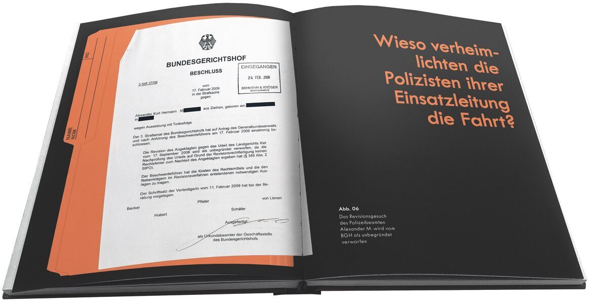 Offenes Buch der ZEIT-Edition »VERBRECHEN Vol. 2« mit einem ausgedruckten Dokument des Bundesgerichtshofs auf der linken Seite und einer Frage in orangefarbenem Text auf schwarzem Hintergrund auf der rechten Seite.