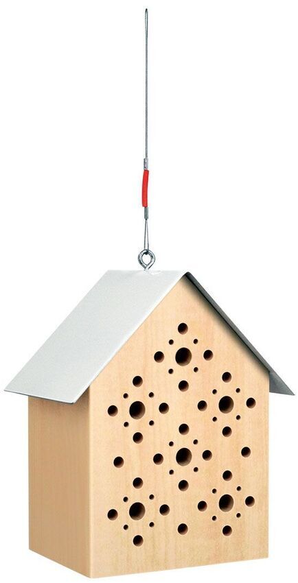 Holz-Bienenhotel mit vielen runden Löchern, einem silbernen Dach und einem roten Akzent am Aufhänger, geeignet für den Außenbereich zur Unterstützung von Wildbienen.