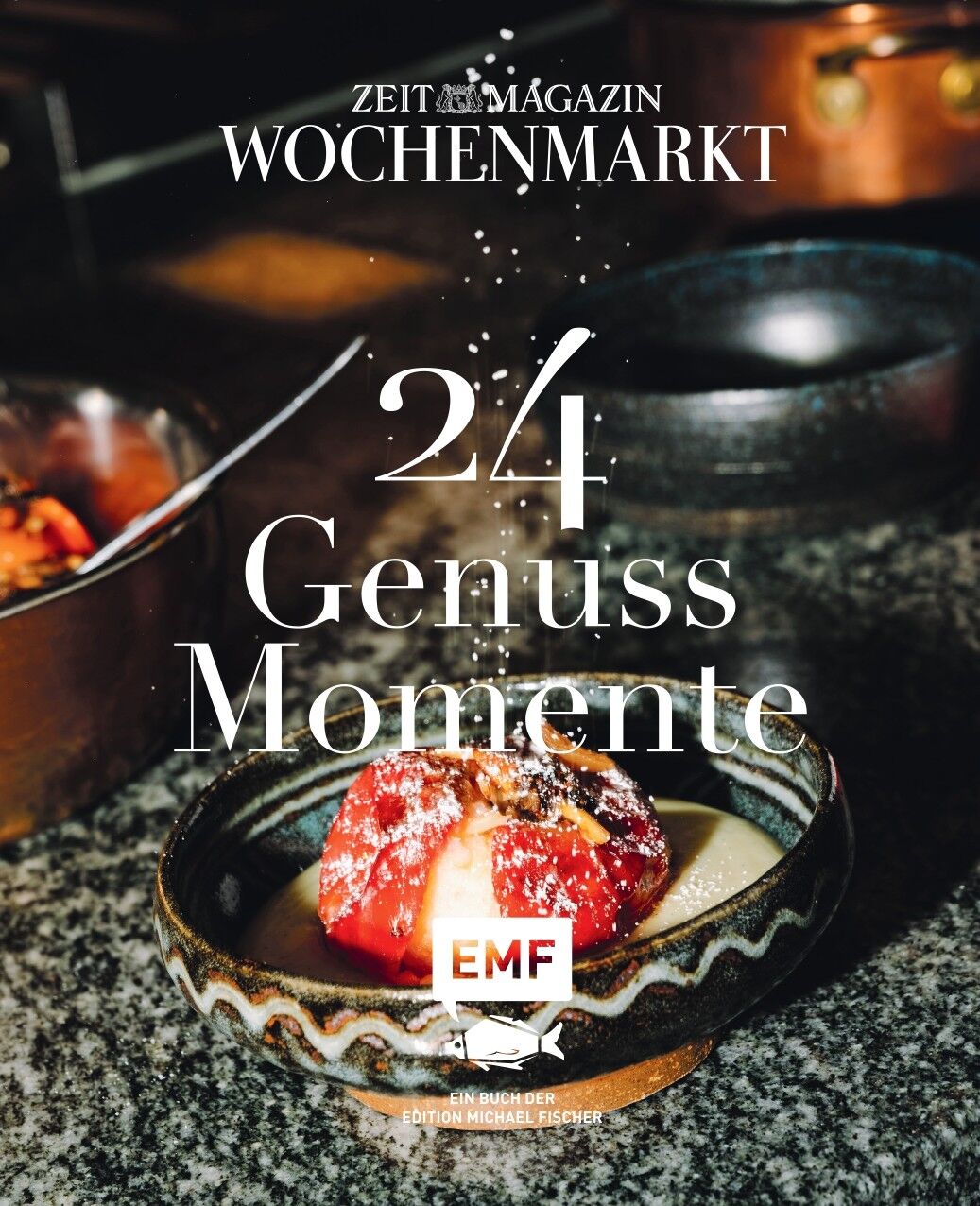 Ein Adventskalender mit der Aufschrift '24 Genussmomente' liegt auf einer Küchenarbeitsplatte. Im Vordergrund steht ein kunstvoll angerichtetes Dessert mit roten Früchten und Puderzucker in einer dekorativen Schale; im Hintergrund befinden sich Töpfe, die auf festliches Kochen und Genießen in der Adventszeit hinweisen.
