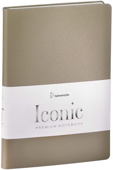 Ein premium Notizbuch 'Iconic' im DIN A5 Format mit einem eleganten, beige ledergebundenen Einband und einer cremefarbenen Banderole.