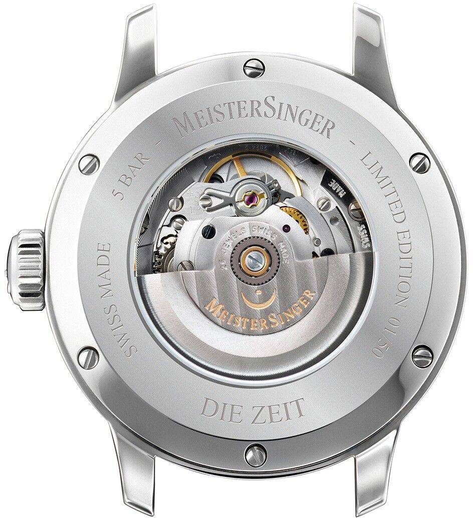 Rückansicht einer hochwertigen Armbanduhr von MeisterSinger, die das Uhrwerk und die Gravuren 'MeisterSinger', 'LIMITED EDITION', '5 BAR', 'SWISS MADE', und 'DIE ZEIT' zeigt.