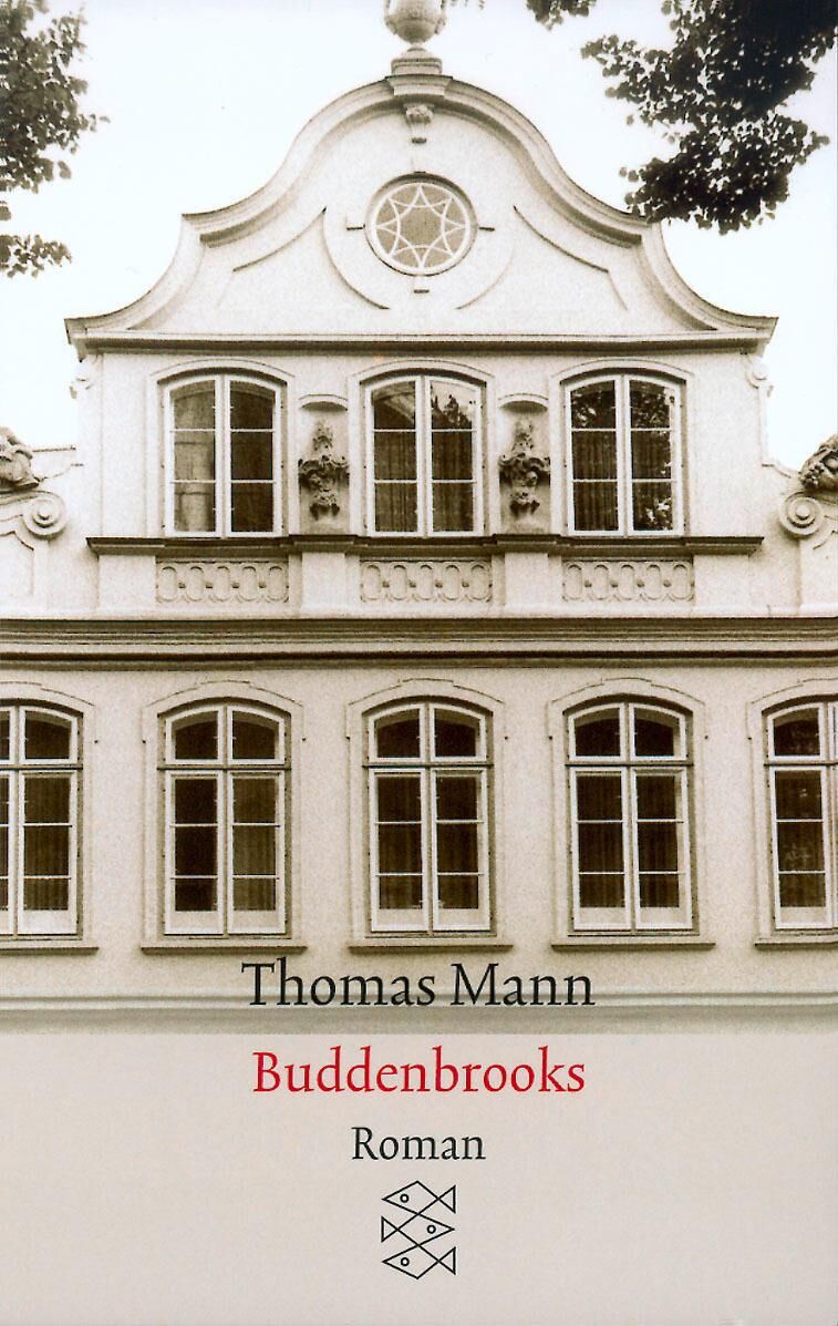 Das Cover des Buches 'Buddenbrooks' von Thomas Mann zeigt die Fassade eines historischen Gebäudes in Weiß und Grau mit dem Namen des Autors, dem Titel des Buches in Rot und dem Wort 'Roman' in Schwarz darunter.