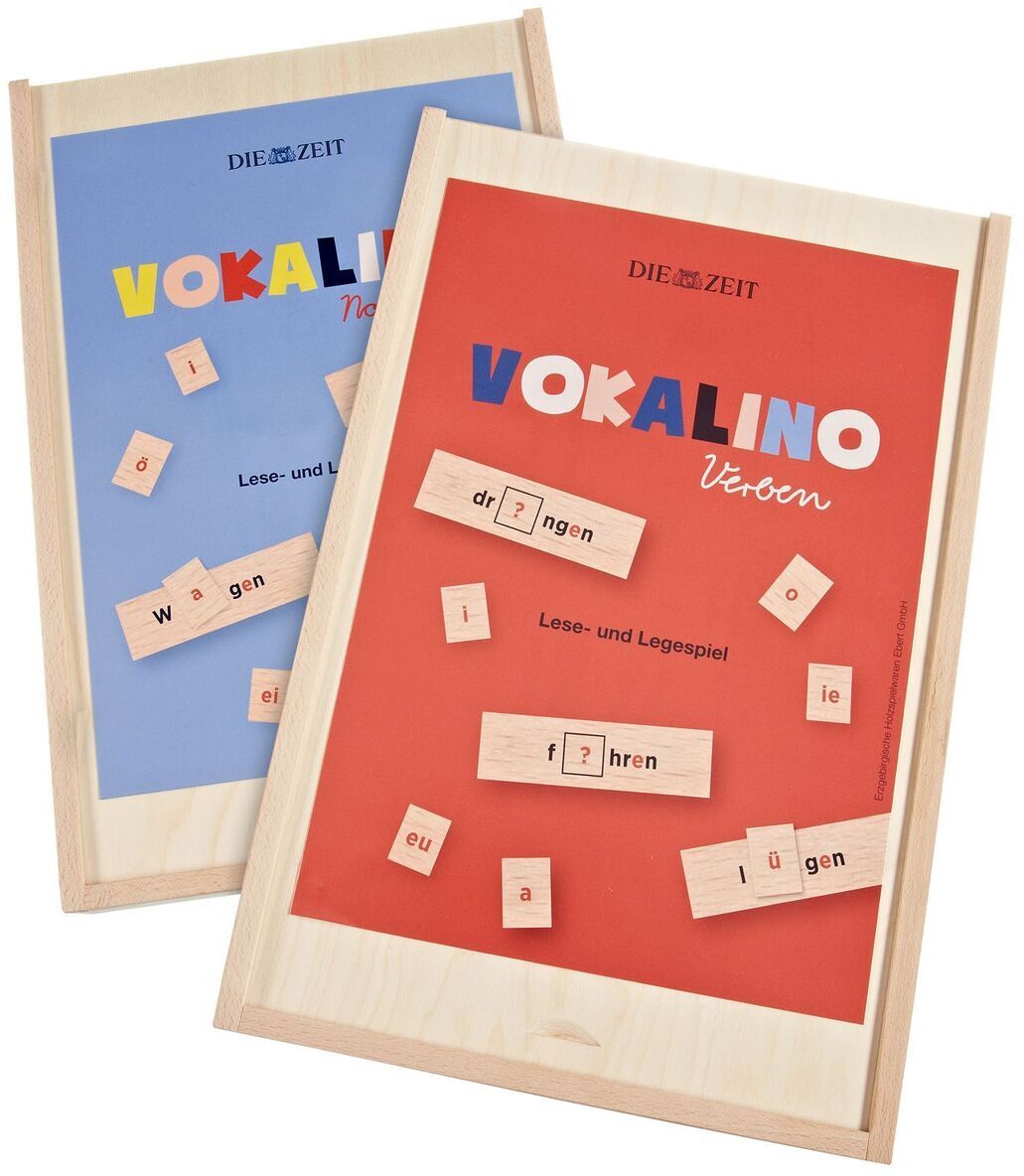 Zwei Spielbretter des Lernspiels »Vokalino« von DIE ZEIT. Das Spiel enthält Holzteile mit Buchstaben, die auf farbigem Hintergrund (einmal blau und einmal rot) zum Wörter bilden verwendet werden.