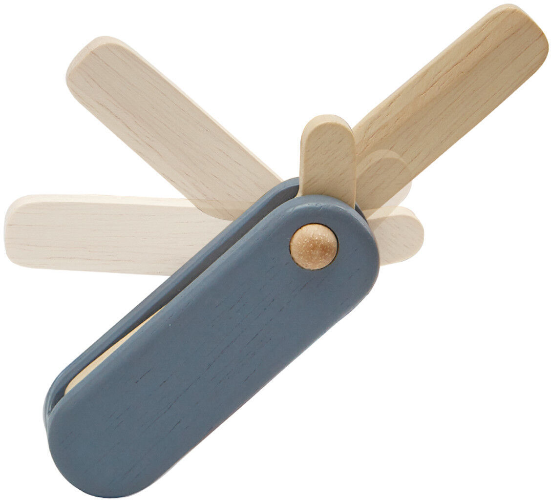 Ein Rasier-Set für Kinder aus Holz. Das Set besteht aus einem Holzmesser mit einem blauen Griff und mehreren klappbaren, holzfarbenen Klingen.