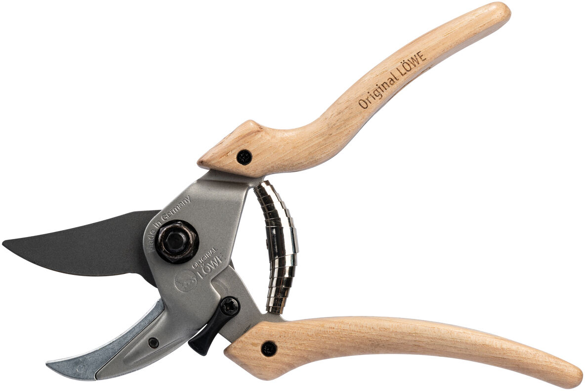 Eine handgeführte Gartenschere mit naturfarbenen Holzgriffen und silbernem Schneidwerk, geeignet für präzises Schneiden von Pflanzen und Ästen, vor weißem Hintergrund fotografiert.