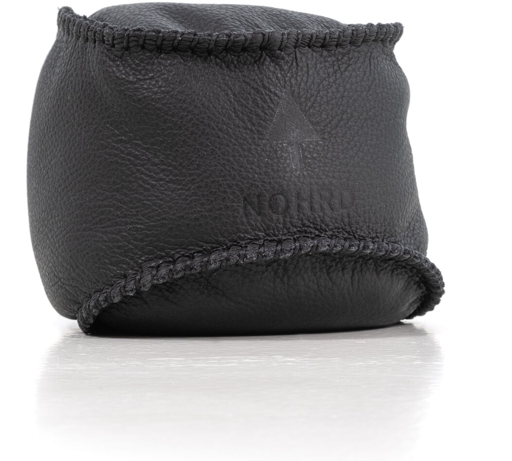 Ein HaptikBall in der Farbe Schwarz. Er ist klein und hat eine raue, strukturierte Oberfläche, die zur Handtherapie oder Stressreduzierung verwendet werden kann. Der Ball liegt auf einer weißen Oberfläche und ist wellenförmig genäht.