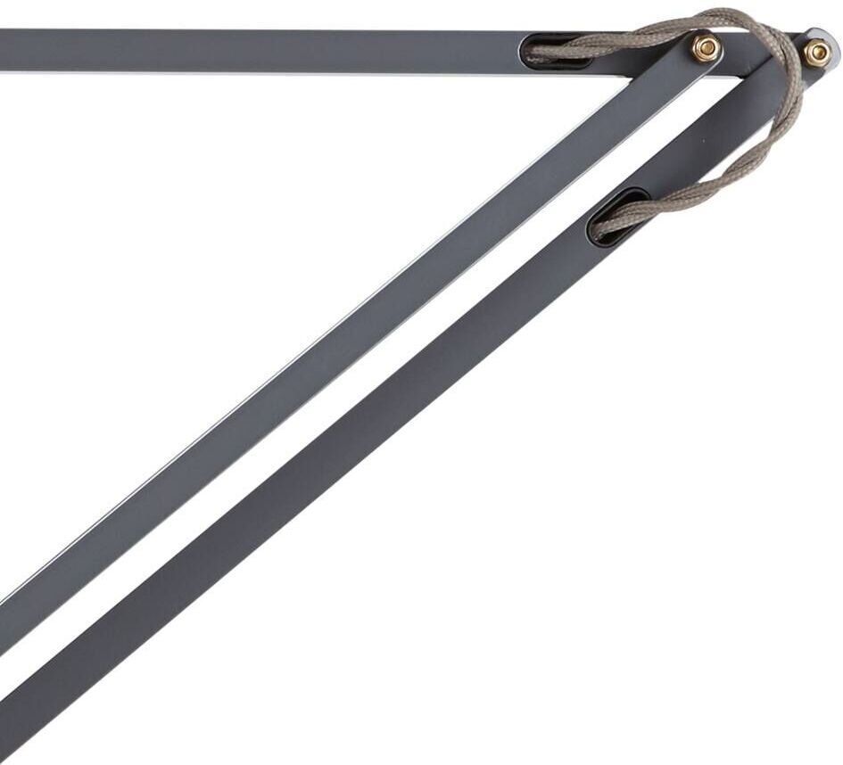 Bild zeigt die Nahaufnahme eines Teils der »Anglepoise Original 1227 Brass Desk Lamp«. Der verstellbare Arm und einige Details in Schwarz und Gold sind sichtbar.