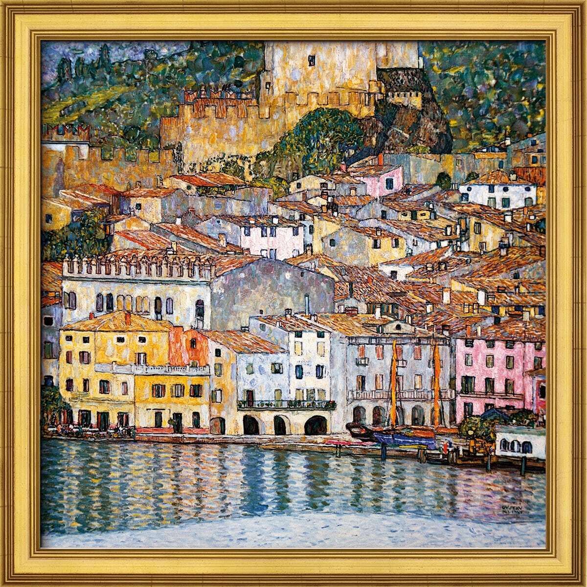 Gustav Klimts Gemälde »Malcesine am Gardasee« von 1913 zeigt eine lebendige Darstellung einer italienischen Stadt am See, umgeben von Hügeln und einer Vielzahl von farbenfrohen Gebäuden. Die Szene spiegelt sich im ruhigen Wasser des Gardasees wider, unter einem bewölkten Himmel. 