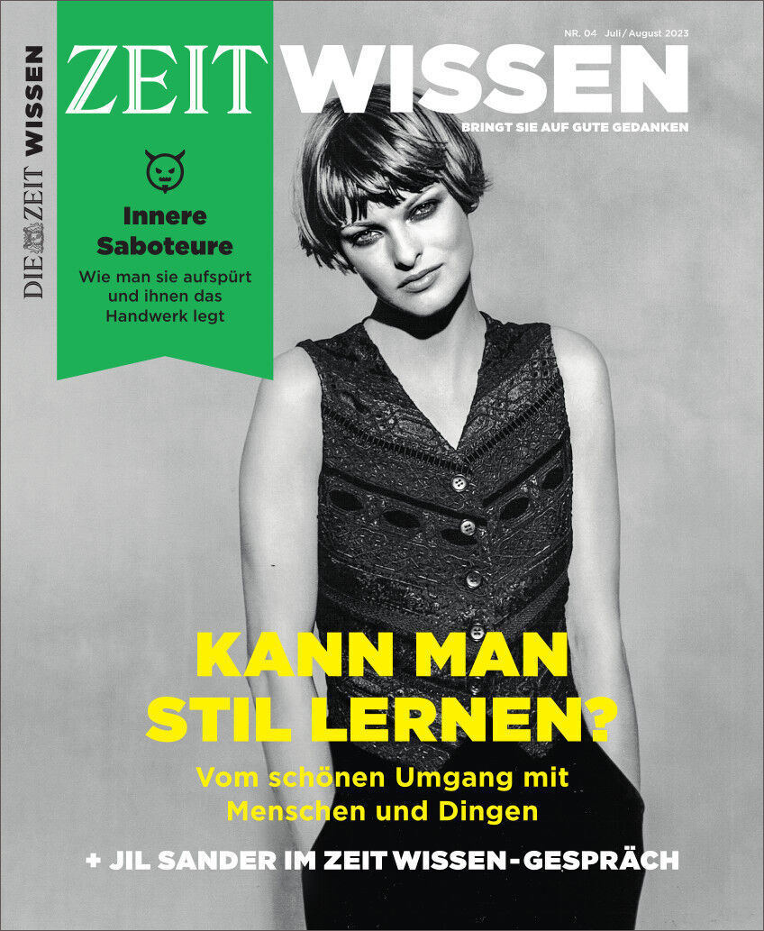 ZEIT WISSEN Magazincover 4/23 mit der Frage 'Kann man Stil lernen?'. Eine Frau in schwarzem Oberteil ist zentral abgebildet, umgeben von Texten in Grün und Gelb. Schlagzeilen zeigen Themen wie 'innere Saboteure' und ein Gespräch mit Jil Sander, das Magazin fokussiert auf Selbstverbesserung und Umgang mit Menschen und Dingen.