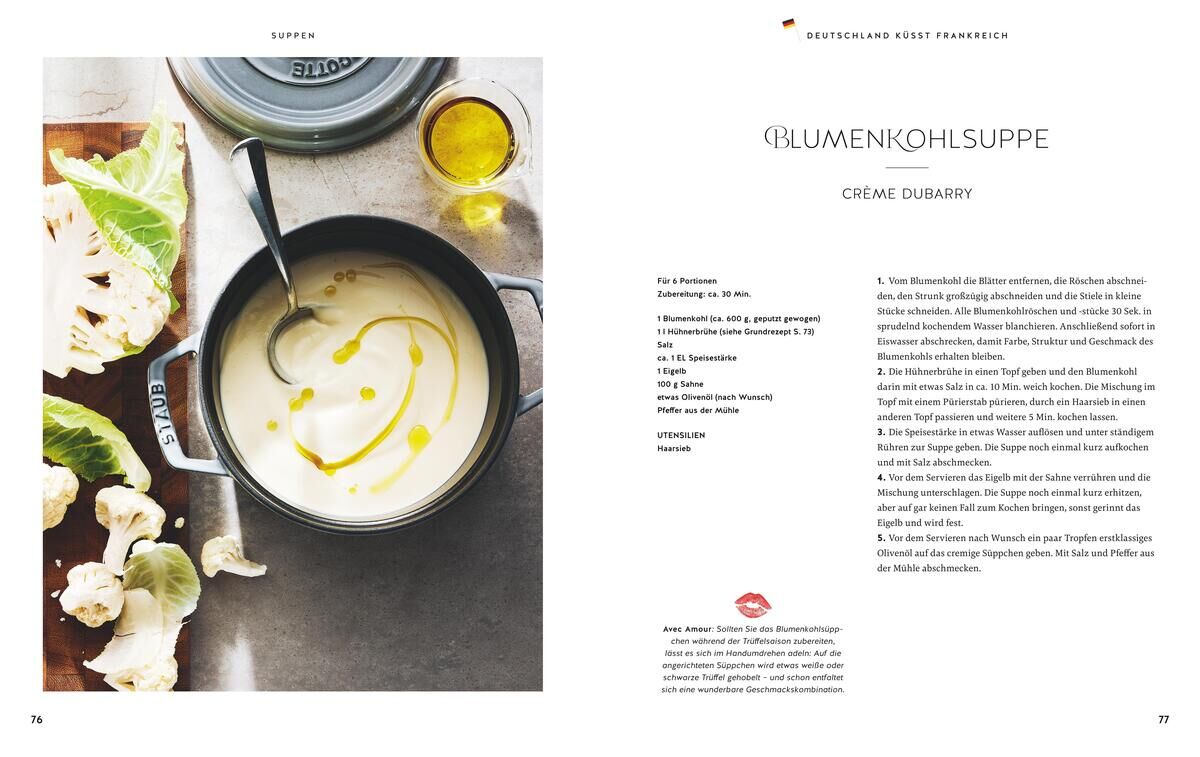 Eine offene Seite eines Kochbuchs zeigt ein Rezept für Blumenkohlsuppe (Crème Dubarry) mit Text und Farbbild. Das Bild zeigt einen Topf mit cremiger weißlicher Suppe und einem gelben Ölmuster darauf, umgeben von Blumenkohl und anderen Zutaten.