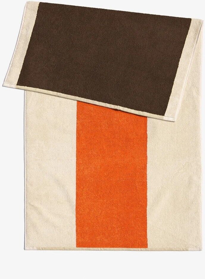 Ein modernes Strandtuch in Beige mit einem auffälligen orangen Streifen in der Mitte und einem braunen Bereich oben. Das Tuch eignet sich perfekt für Strandtage, Urlaub und sportliche Aktivitäten.