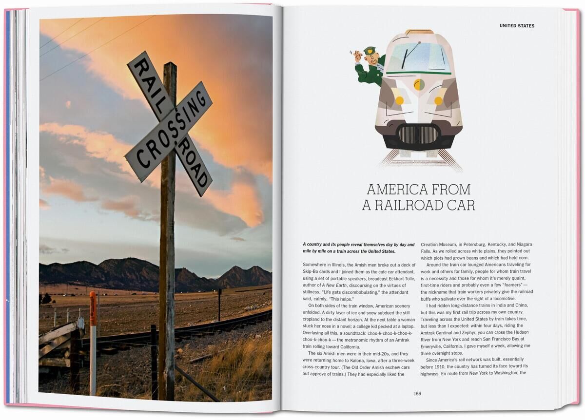 Aufgeschlagenes Buch 'The New York Times Explorer. 100 Reisen rund um die Welt' mit einem Foto von einem 'Railroad Crossing'-Schild in einer ländlichen Landschaft und einem Artikel mit Titel 'America from a Railroad Car'. Das Bild zeigt eine Szenerie bei Sonnenuntergang und eine Illustration eines Zugwagons. Text und Bilder sind auf beide Seiten verteilt.