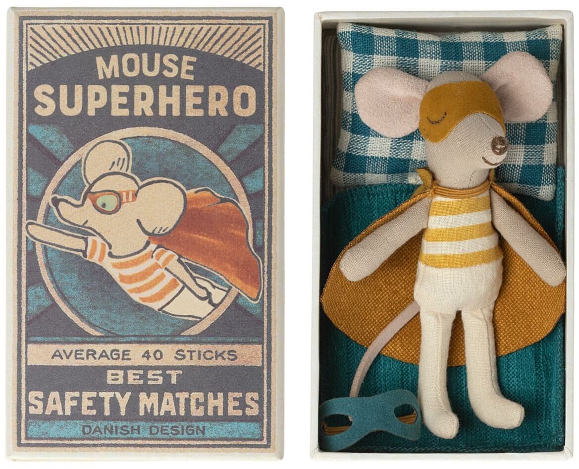 Das Bild zeigt eine Superheldmaus in einer Streichholzschachtel. Die Maus trägt ein gestreiftes Oberteil sowie einen Umhang. Die Streichholzschachtel ist im Retro-Stil gestaltet und enthält die Aufschrift 'Mouse Superhero'.