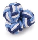 Kleines Mode-Accessoire mit blau-weißen Streifen, geeignet für formelle Kleidung. Ideal für elegante Anlässe und als Geschenk für stilbewusste Herren.