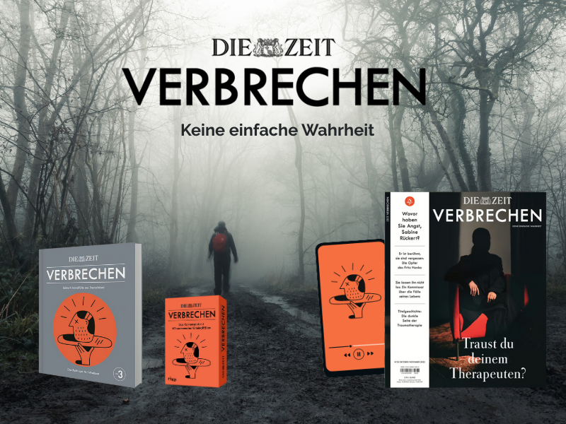Werbebild für ZEIT VERBRECHEN mit einer Person, die einen dunklen, nebligen Waldweg entlanggeht, sowie mehreren abgebildeten ZEIT VERBRECHEN-Produkten wie Magazin, Buch und Kartenspiel.