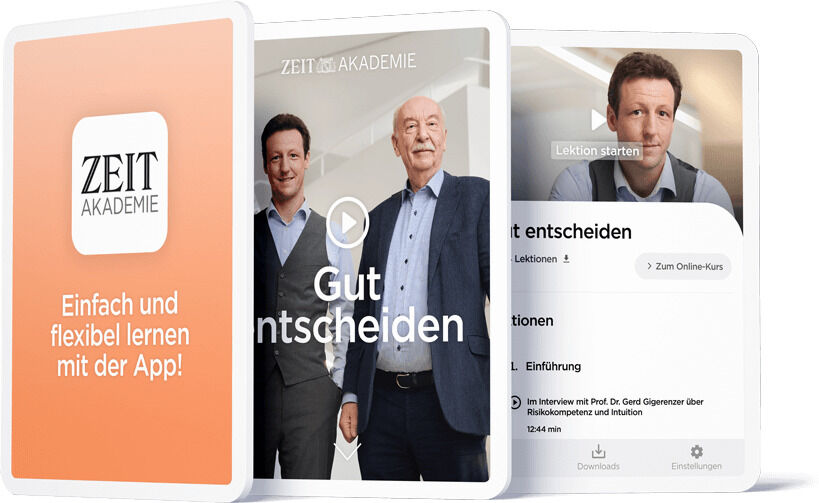 Eine Abbildung des Online-Kurses »Gut Entscheiden« der ZEIT Akademie, gezeigt auf drei digitalen Bildschirmen. Der Kurs bietet flexibles Lernen mit einer App. Zwei Männer, die Teil des Kurses sind, sind auf dem mittleren Bildschirm abgebildet.