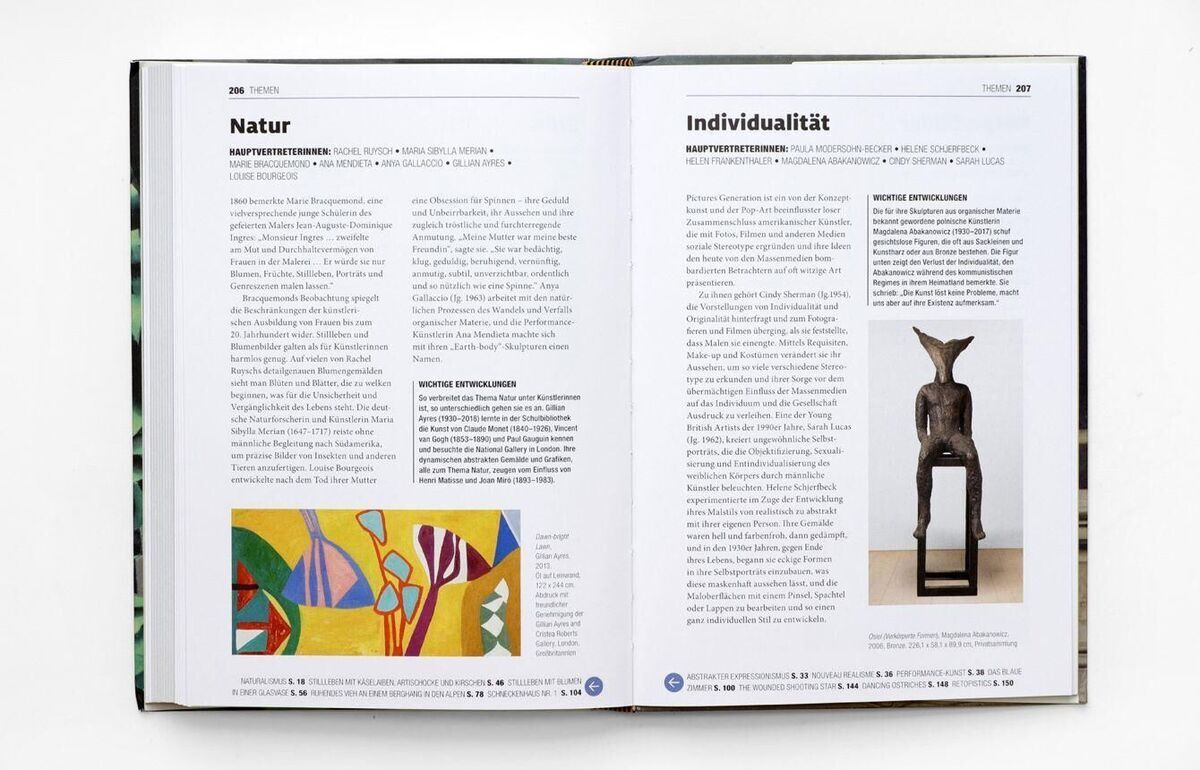 Ein aufgeschlagenes Buch mit dem Titel 'Künstlerinnen' von Susie Hodge zeigt verschiedene Seiten mit Text und Abbildungen. Auf der linken Seite sind farbige abstrakte Gemälde und auf der rechten Seite eine Skulptur zu sehen.