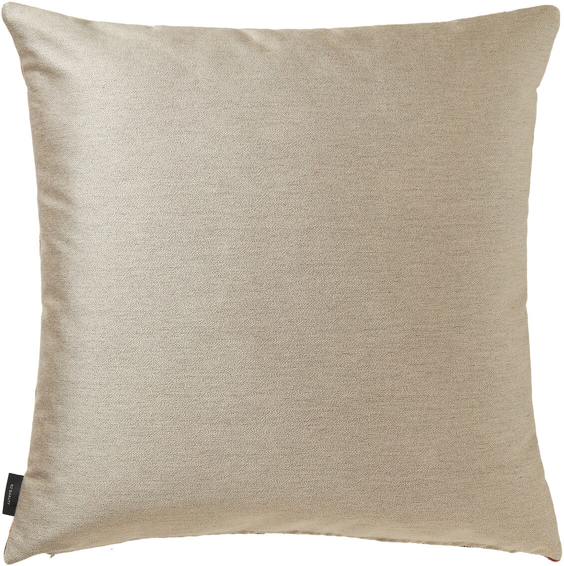 Ein quadratisches Kissen in einem schlichten, beige- oder cremefarbenen Stoff. Ideal für die Dekoration in modernen Innenräumen.