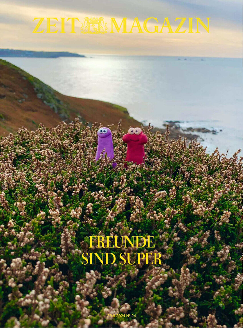 ZEIT Magazin 24/2024 mit dem Titel 'Freunde sind super'. Auf dem Cover sind zwei bunte Puppen in einer Blumenlandschaft an der Küste mit Blick auf das Meer abgebildet. Der Hintergrund zeigt eine ruhige, natürliche Landschaft während des Sonnenuntergangs.