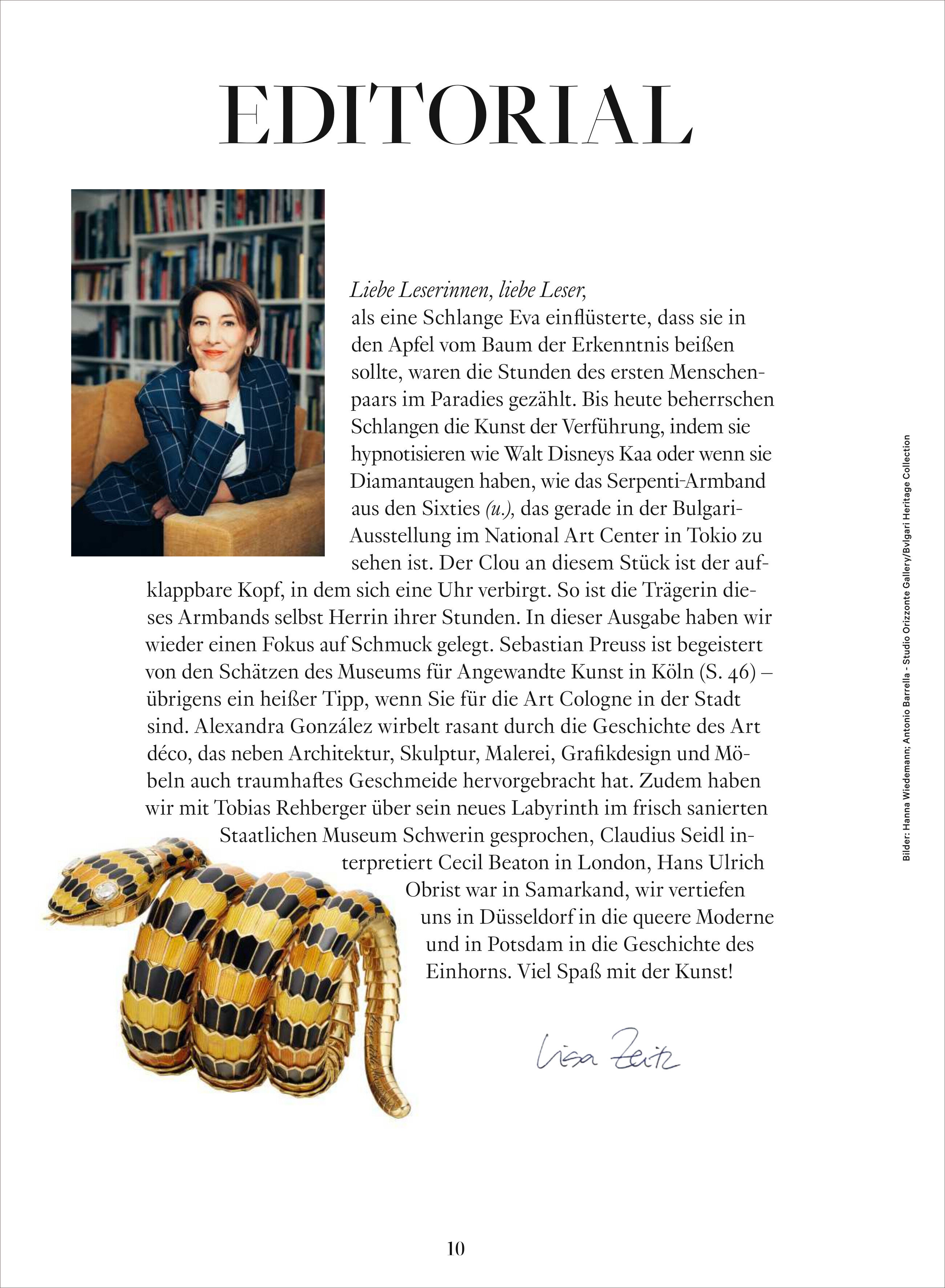 Eine Magazinseite mit dem Titel 'Editorial' zeigt oben links ein Porträt einer Frau vor einem Bücherregal. Rechts daneben steht ein Fließtext über Kunst und Schmuck. Im unteren Bereich befindet sich eine Illustration eines goldenen, schwarz gestreiften Schlangenarmbands. Die Gestaltung wirkt elegant und konzentriert sich auf kunst- und schmuckspezifische Themen.