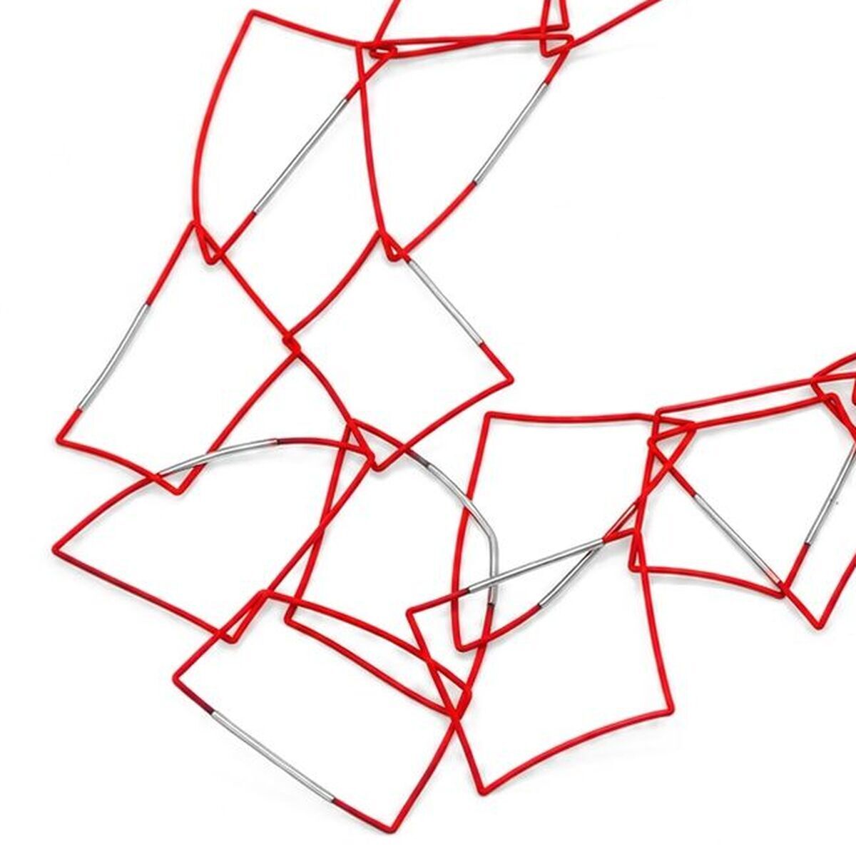 Freigestellte Produktaufnahme der Kette »Morphos« von Rosalba Galati auf weißem Grund. Die offene, ovale Halskette besteht aus einem silberfarbenen Stahlkern mit zahlreichen dünnen, pastellroten PVC-Linien, die unregelmäßige quadratische und polygonale Schlaufen bilden. Oben rechts ist ein kleiner Metallverschluss sichtbar.
