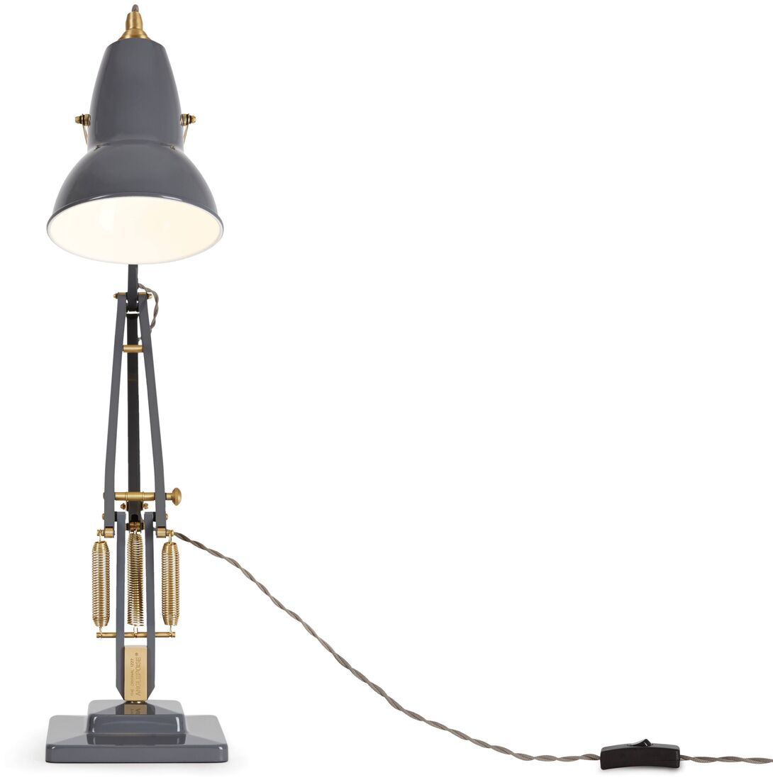 Eine Tischleuchte namens »Anglepoise Original 1227 Brass Desk Lamp« in Grau mit Messingakzenten. Sie steht auf einer robusten Basis und hat ein verstellbares Design. Ein schwarzes Kabel ist angeschlossen.