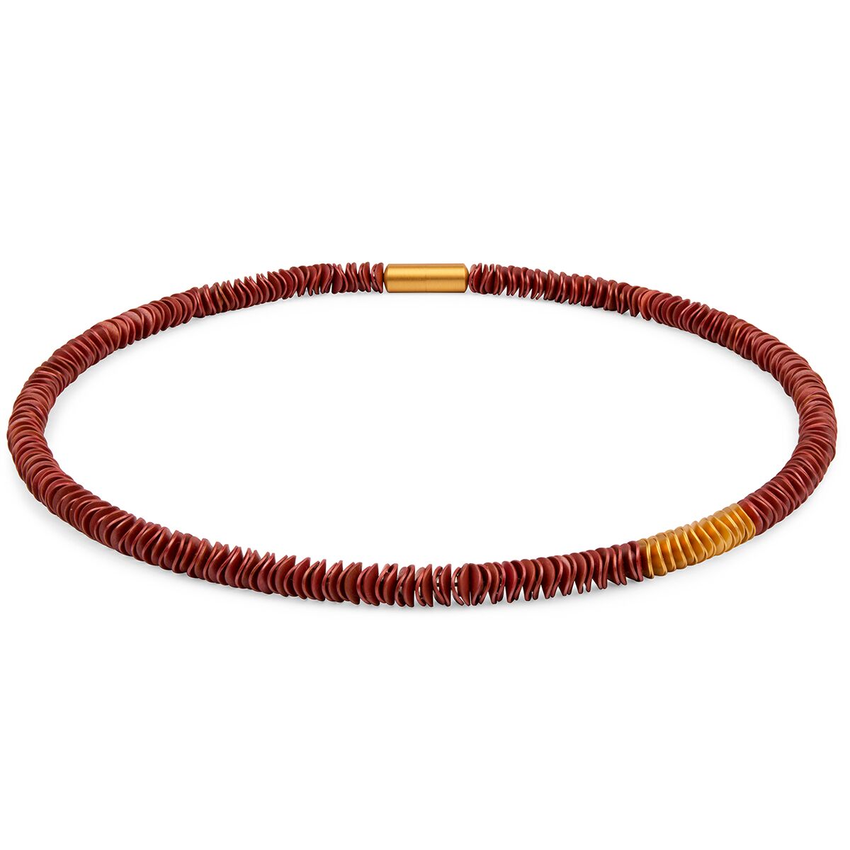 Das Bild zeigt das Collier »Natalia« von Zaremski. Die Halskette besteht aus einer Reihe flacher Kupferscheiben, unterbrochen von wenigen vergoldeten Silberscheiben. Der Verschluss ist ein vergoldeter Bajonettverschluss. Das Collier hat eine edle, moderne Optik und ist handgefertigt.