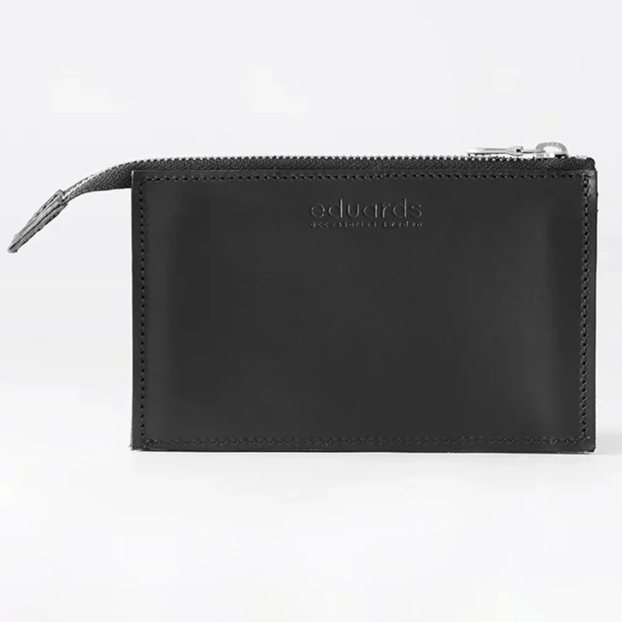 Rechteckige, schwarze Lederbrieftasche der Marke Eduards Accessories AB mit glatter Rückseite. Sichtbar ist die feine Naht am Rand sowie ein silberfarbener Reißverschluss oben. Das Design ist schlicht und modern, das Leder erscheint leicht matt und hochwertig verarbeitet.