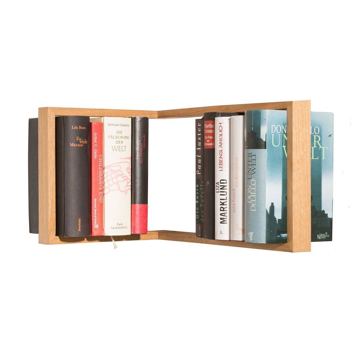 Präzise gearbeitetes Eckregal »b-eck« aus massivem, geöltem Eichenholz, bestückt mit verschiedenen Hardcover-Büchern. Das Regal nutzt eine Ecke optimal, lässt Bücher scheinbar schweben, Edelstahlwinkel sind nicht sichtbar. Schlichtes, modernes Design für stilvolle Wohnräume.