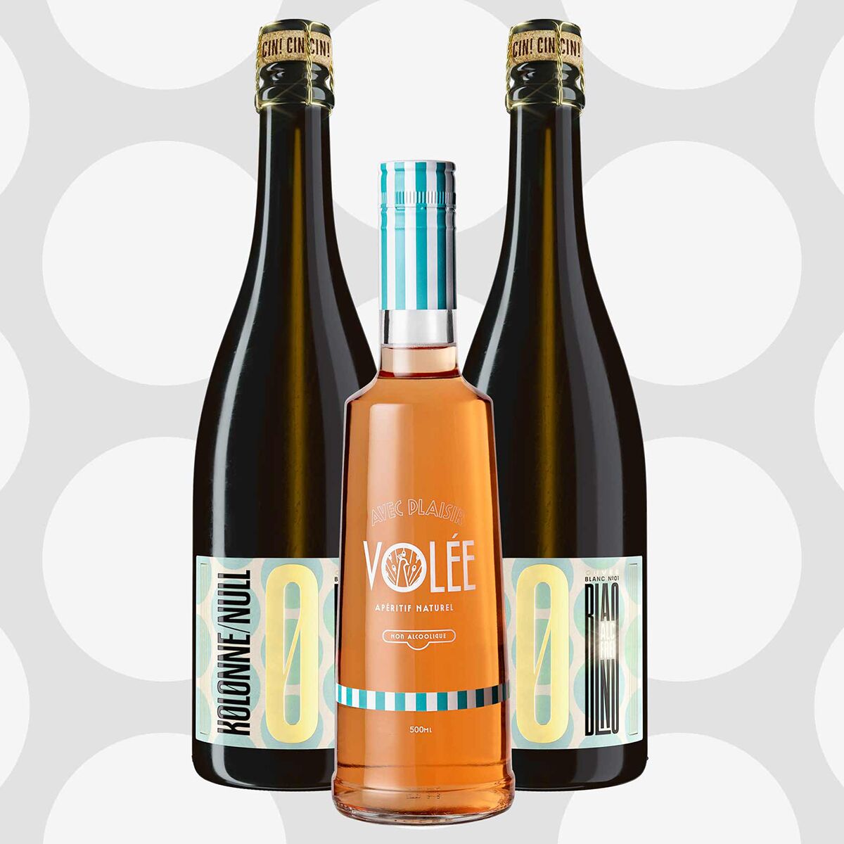 Drei stilvoll designte alkoholfreie Getränke, bestehend aus zwei dunklen Flaschen mit modernen Etiketten und einer roséfarbenen, klaren Flasche in der Mitte, vor einem hellen Hintergrund mit grafischem Punktmuster.